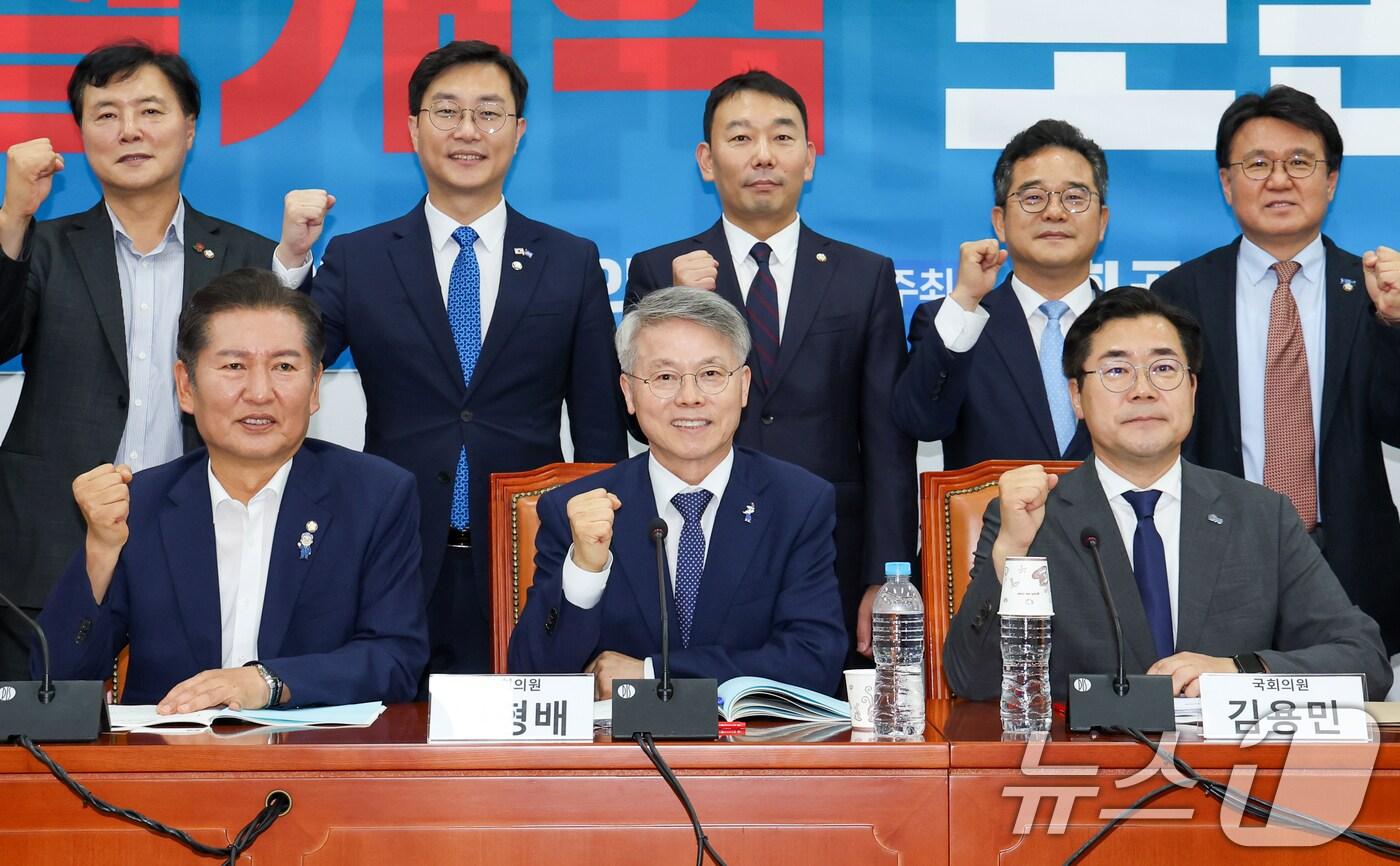 정청래(앞줄 왼쪽부터), 민형배, 박찬대 더불어민주당 의원이 2일 오후 서울 여의도 국회에서 열린 검찰개혁 토론회에서 기념 촬영하고 있다. 2025.7.2/뉴스1 ⓒ News1 안은나 기자