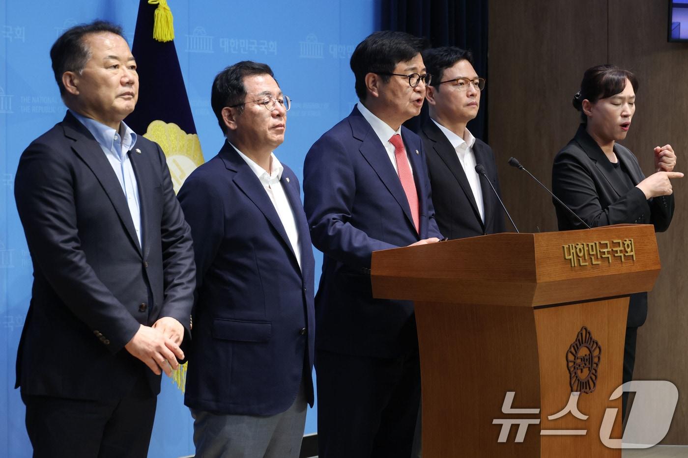 본문 이미지 - 국회 과학기술정보방송통신위원회 소속 국민의힘 의원들이 2일 오후 서울 여의도 국회 소통관에서 기자회견을 열고 더불어민주당이 추진 중인 '방송 3법'(방송법·방송문화진흥회법·한국교육방송공사법 개정안)에 대해 "밀실·졸속·위헌 입법＂이라며 전면 폐기와 원점 재논의를 촉구하고 있다. 왼쪽부터 신성범, 이상휘, 김장겸, 박정훈 의원. 2025.7.2/뉴스1 ⓒ News1 이광호 기자