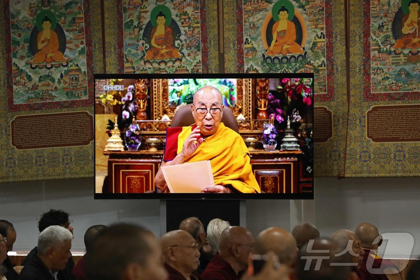 티베트의 정신적 지도자 달라이 라마가 2일 티베트 망명정부가 위치한 인도 다람살라 인근 맥레오드 간즈에서 열린 제15차 종교회의 개막식에서 화상 방송을 통해 연설하고 있다.  2025.7.2 ⓒ AFP=뉴스1 ⓒ News1 신기림 기자