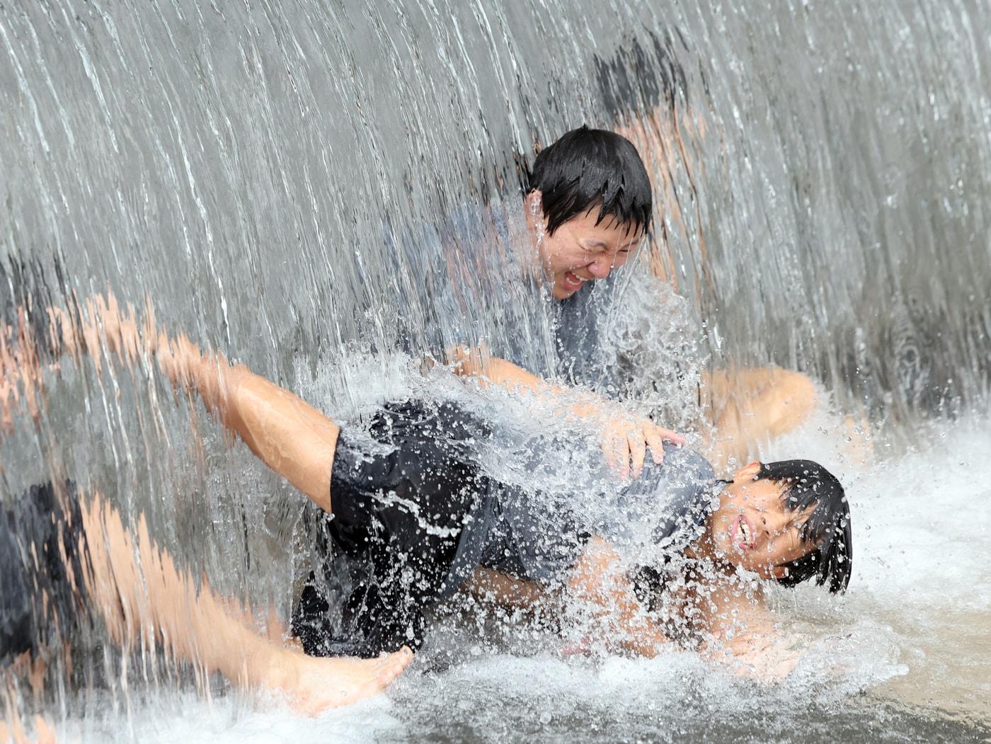 본문 이미지 - 무더위가 이어진 2일 경기도 고양시 일산 호수공원 노래하는 분수대에서 학생들이 물놀이를 하며 더위를 식히고 있다. 2025.7.2/뉴스1 ⓒ News1 황기선 기자