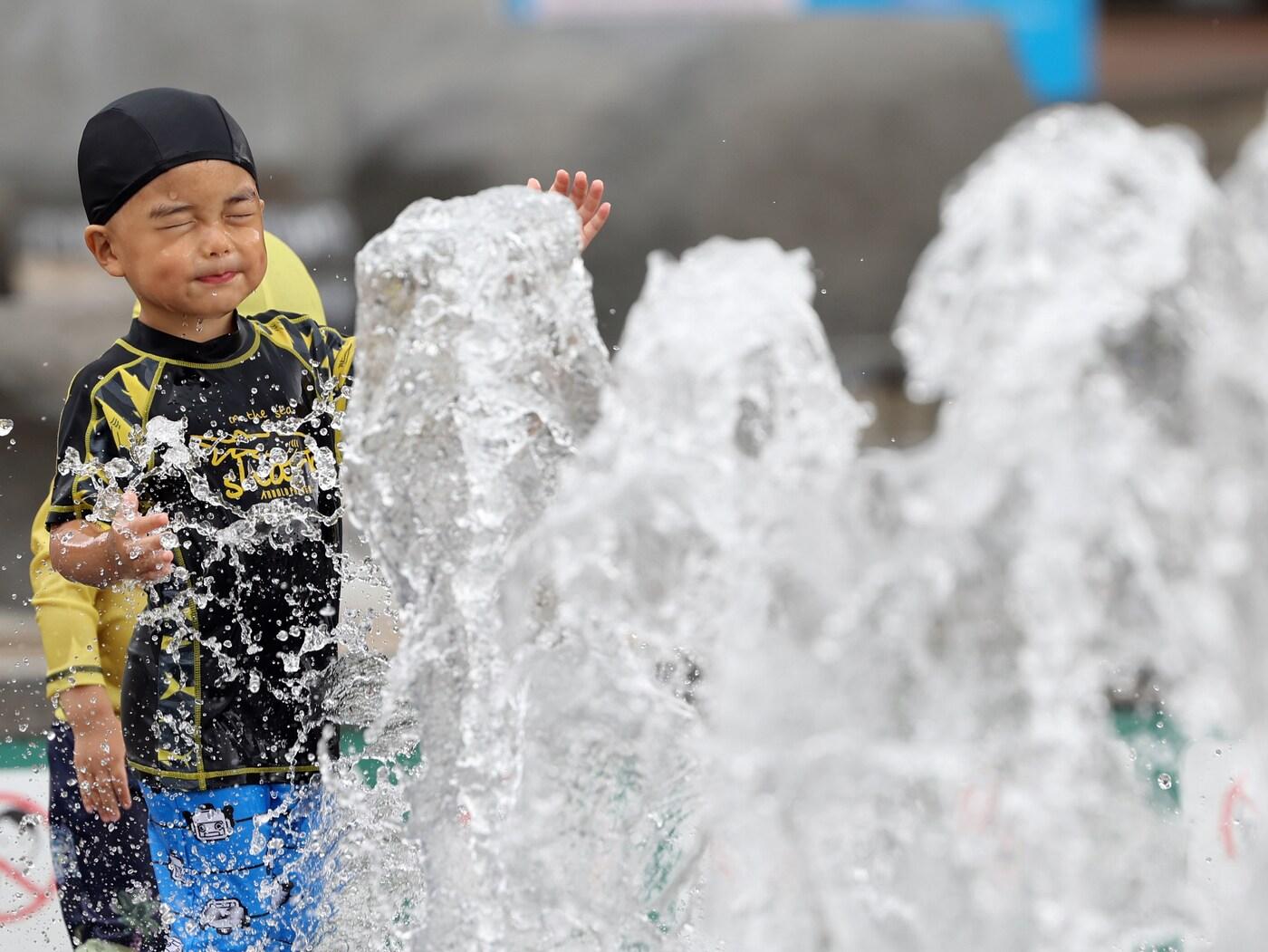 본문 이미지 - 무더위가 이어진 2일 경기도 고양시 일산 호수공원 노래하는 분수대에서 어린이가 물놀이를 하며 더위를 식히고 있다. 2025.7.2/뉴스1 ⓒ News1 황기선 기자