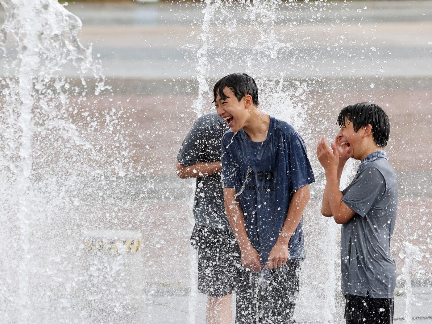 본문 이미지 - 무더위가 이어진 2일 경기도 고양시 일산 호수공원 노래하는 분수대에서 학생들이 물놀이를 하며 더위를 식히고 있다. 2025.7.2/뉴스1 ⓒ News1 황기선 기자