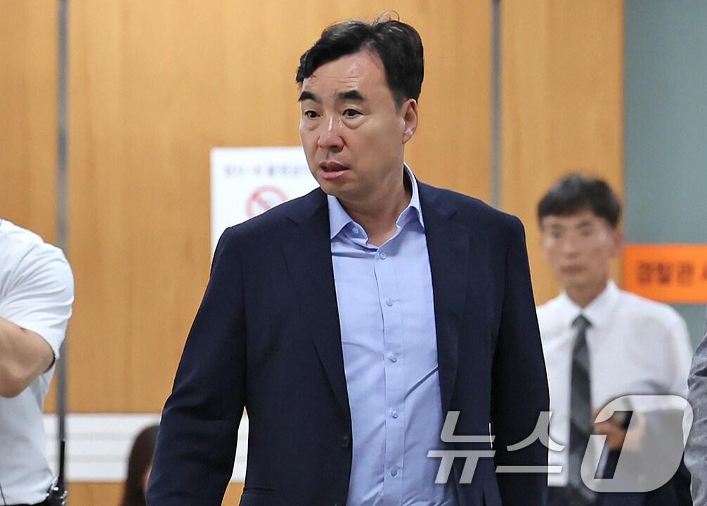 본문 이미지 - 더불어민주당 전당대회 돈 봉투 사건으로 복역하다 가석방된 윤관석 전 의원이 2일 오후 서울 서초구 서울고등법원에서 열린 뇌물수수 등 혐의 관련 항소심 1차 공판에 출석하고 있다. 2025.7.2/뉴스1 ⓒ News1 장수영 기자