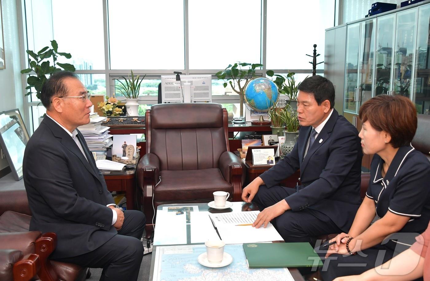 정철원 전남 담양군수가 1일 특별교부세 확보를 위해 국회를 찾아 이개호 더불어민주당 국회의원을 만나고 있다.&#40;담양군 제공. 재배포 및 DB 금지&#41; 2025.7.2/뉴스1