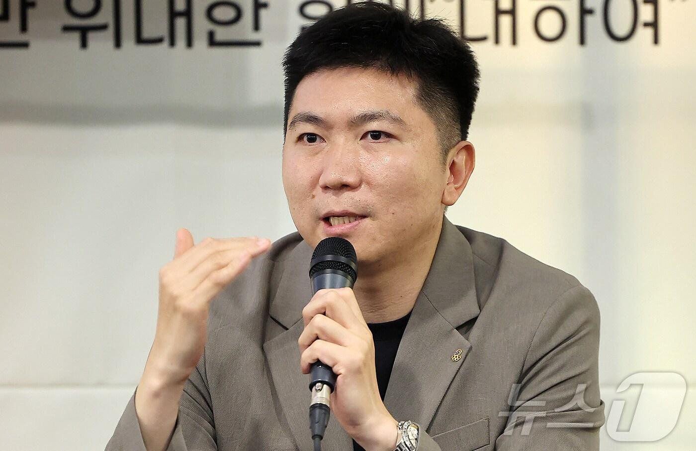 유승민 대한체육회장이 2일 오후 서울 중구 정동 카페 산 다미아노에서 열린 에세이 ‘원 모어: 모든 반전에는 이유가 있다’ 출간 기념 기자간담회에 참석해 취재진 질문에 답변하고 있다. 2025.7.2/뉴스1 ⓒ News1 김진환 기자