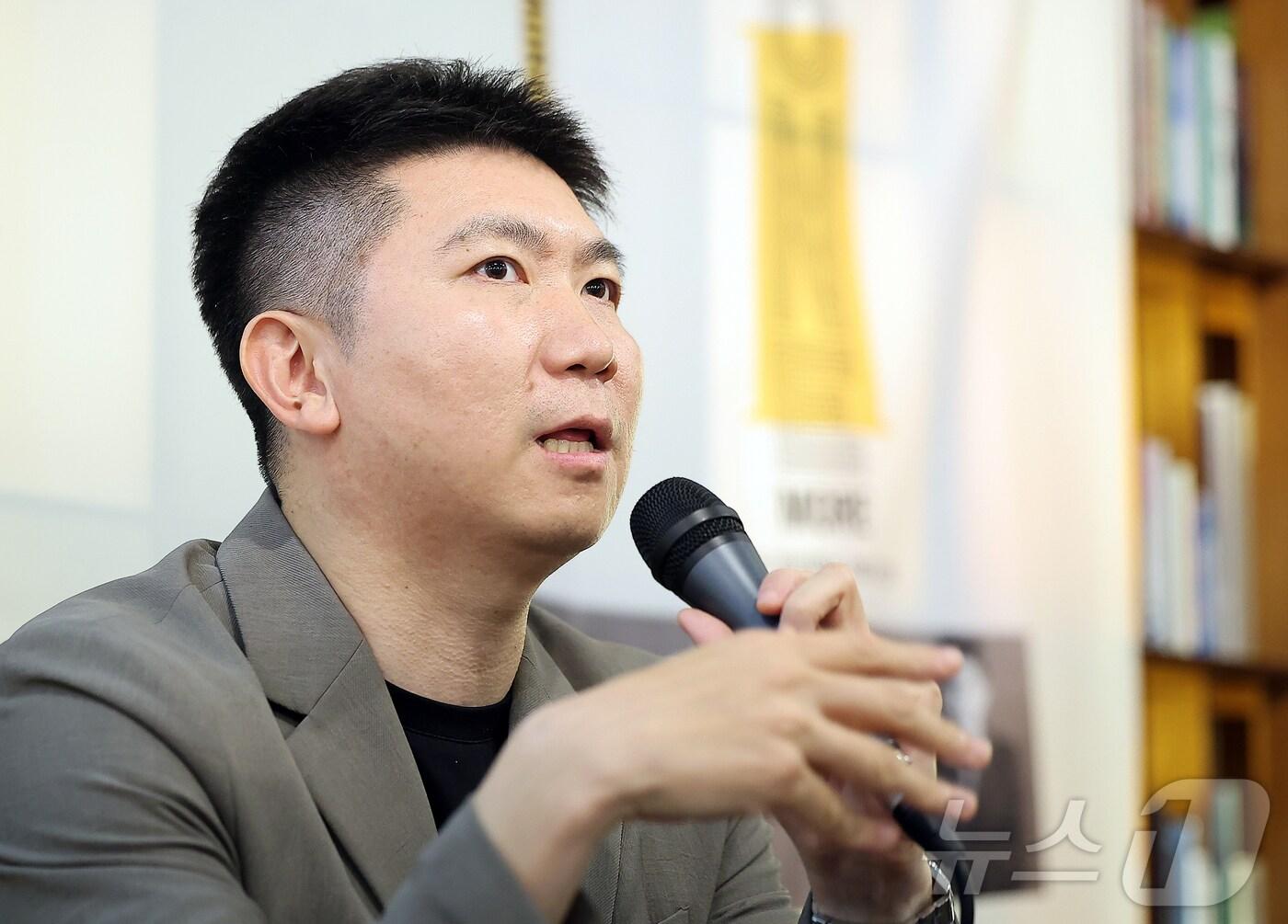 본문 이미지 - 유승민 대한체육회장이 2일 오후 서울 중구 정동 카페 산 다미아노에서 열린 에세이 ‘원 모어: 모든 반전에는 이유가 있다’ 출간 기념 기자간담회에 참석해 취재진 질문에 답변하고 있다. 2025.7.2/뉴스1 ⓒ News1 김진환 기자