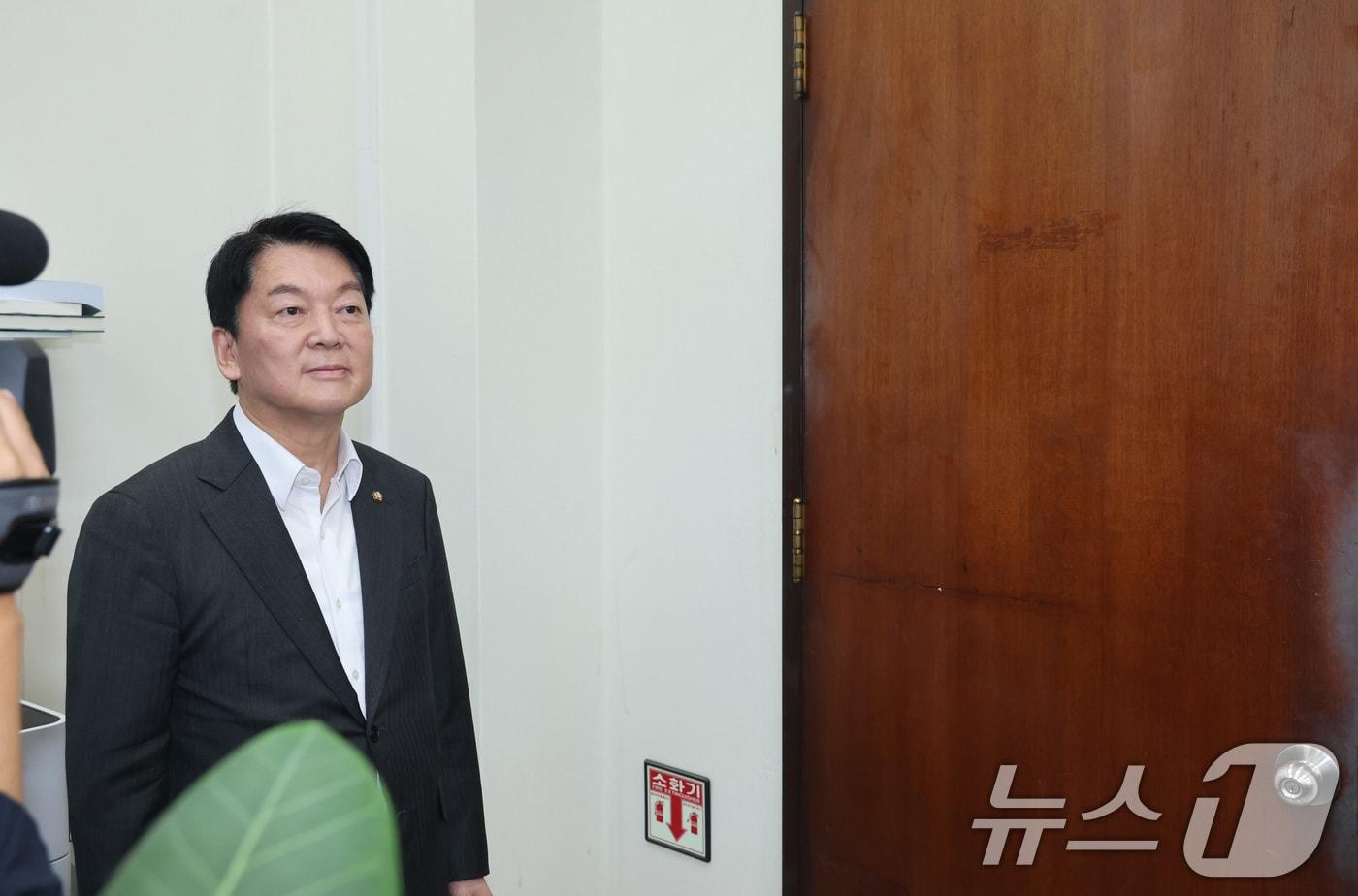 국민의힘 혁신위원장으로 내정된 안철수 의원이 2일 서울 여의도 국회에서 송언석 비상대책위원장 겸 원내대표를 기다리고 있다. (공동취재) 2025.7.2/뉴스1 ⓒ News1 안은나 기자
