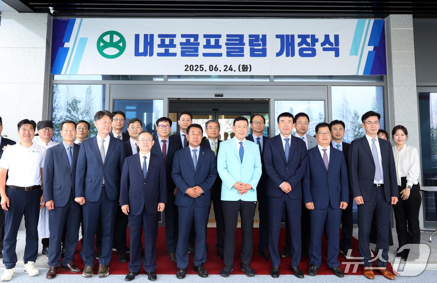 박주봉 대주·KC그룹 회장(앞줄 오른쪽 네 번째)이 내포골프클럽 개장식 후 그룹 임원들과 기념촬영을 하고 있다. (내포골프클럽 제공. 재판매 및 DB금지)2025.7.2/뉴스1