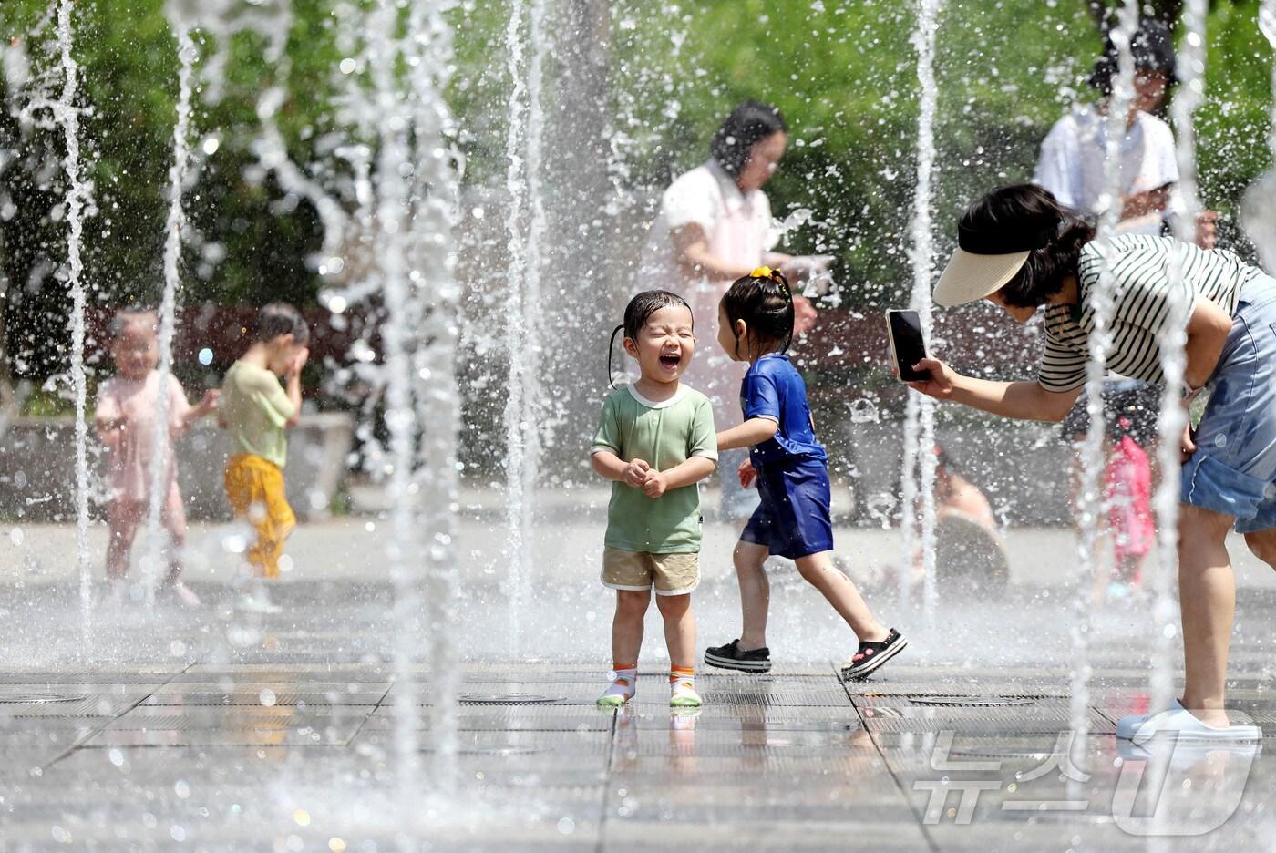 폭염 특보가 계속되고 있는 2일 광주 북구 신용근린공원에서 야외활동 나온 국공립 아이큰숲 어린이집 아이들이 물놀이를 하며 더위를 식히고 있다. (광주 북구 제공. 재판매 및 DB 금지)