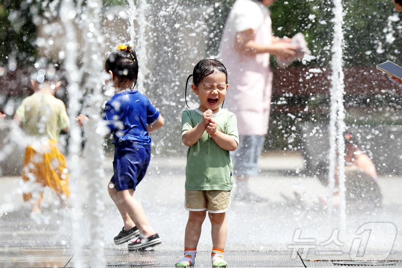 폭염 특보가 계속되고 있는 2일 광주 북구 신용근린공원에서 야외활동 나온 국공립 아이큰숲 어린이집 아이들이 물놀이를 하며 더위를 식히고 있다. &#40;광주 북구 제공. 재판매 및 DB 금지&#41; 2025.7.2/뉴스1 ⓒ News1 박지현 기자