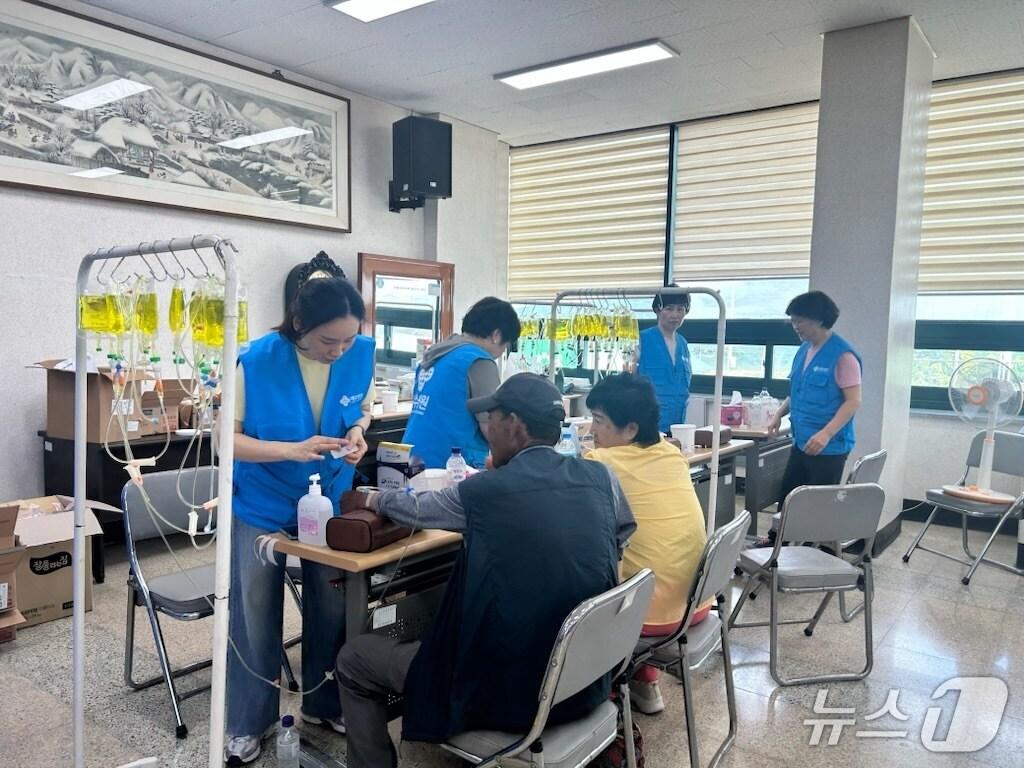 본문 이미지 - 부안군이 2일 하서면 하서농협에서 왕진버스 의료서비스를 실시하고 있다.(부안군 제공. 재판매 및 DB금지)