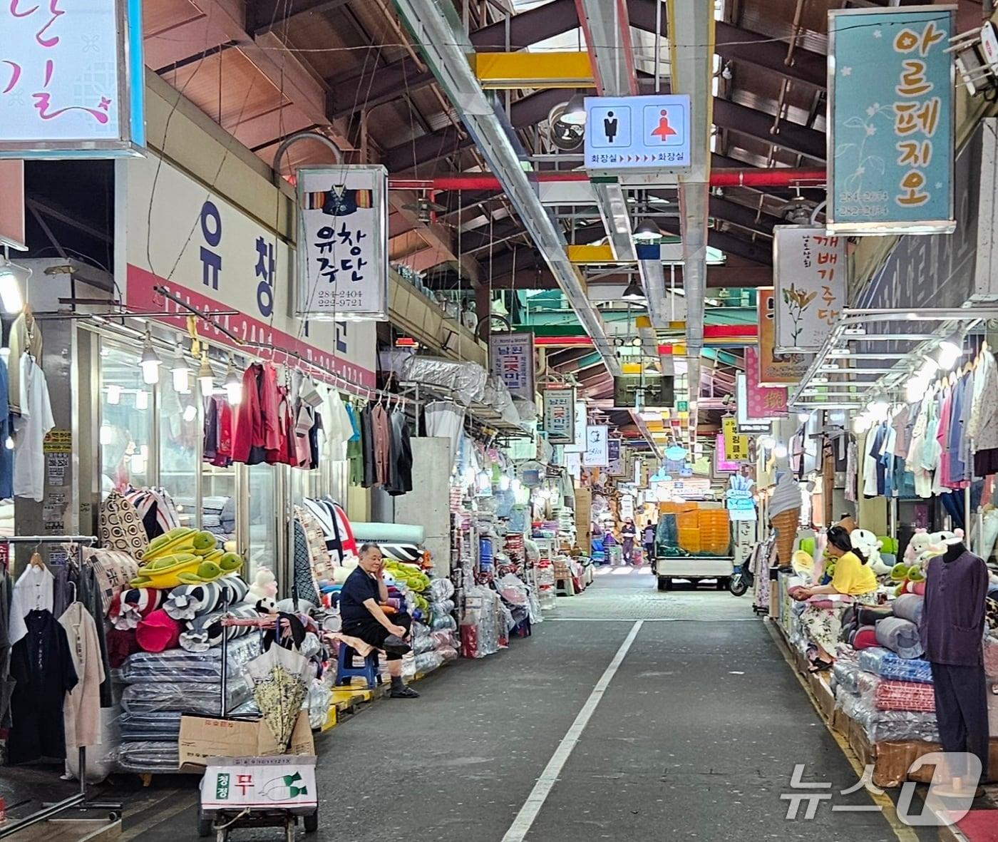 본문 이미지 - 무더운 날씨 속 한산한 전주남부시장. 2025.7.2/뉴스1 신준수 기자