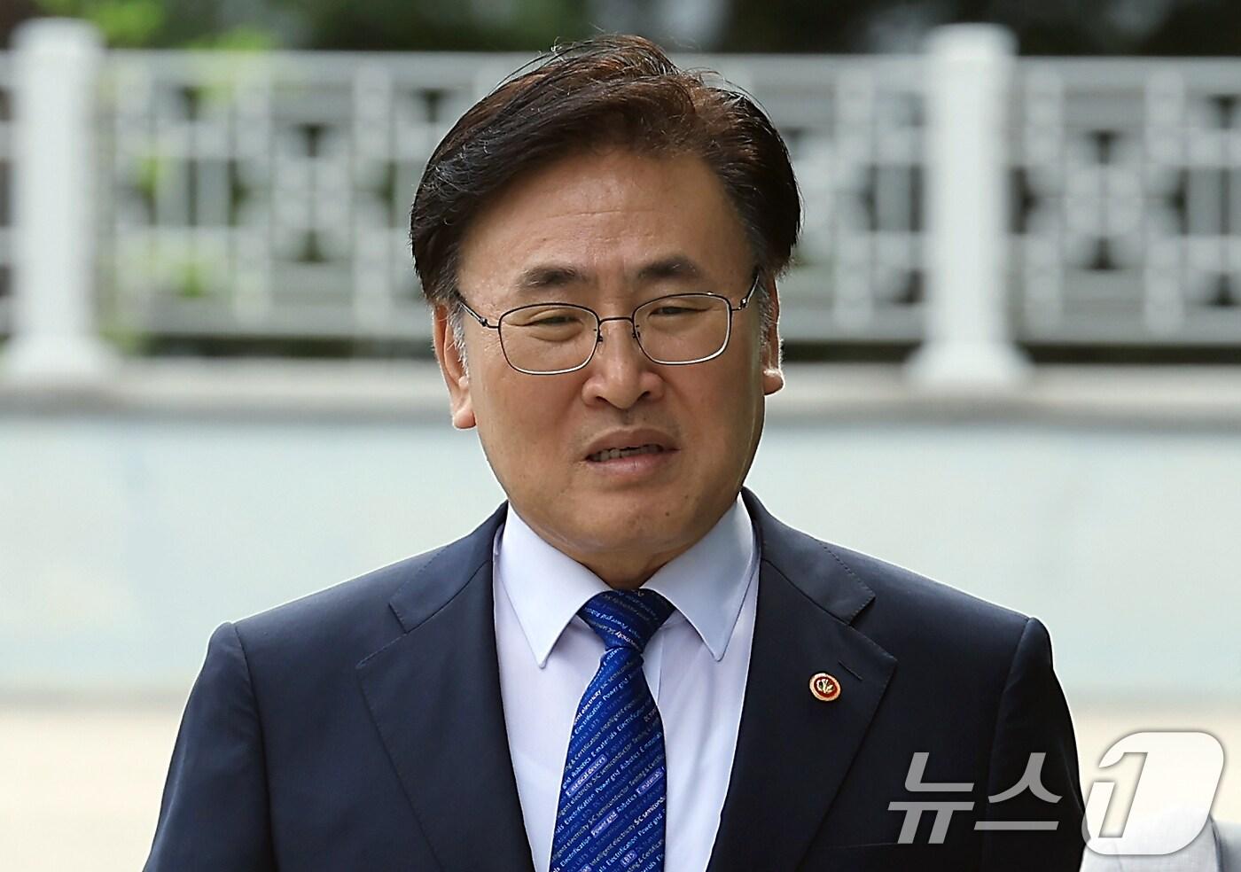 유상임 과학기술정보통신부 장관이 2일 오후 내란특검 조사를 받기 위해 서울 서초구 서울고검 청사로 출석하며 취재진의 질문을 받고 있다. 2025.7.2/뉴스1 ⓒ News1 박정호 기자