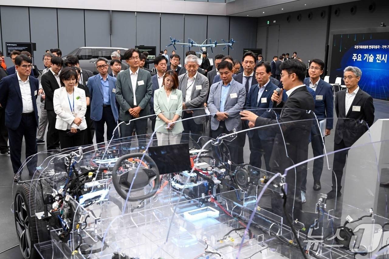 본문 이미지 - 국정기획위원회 경제1·2분과 위원들이 2일 현대차 남양연구소를 방문한 모습(국정기획위 제공)