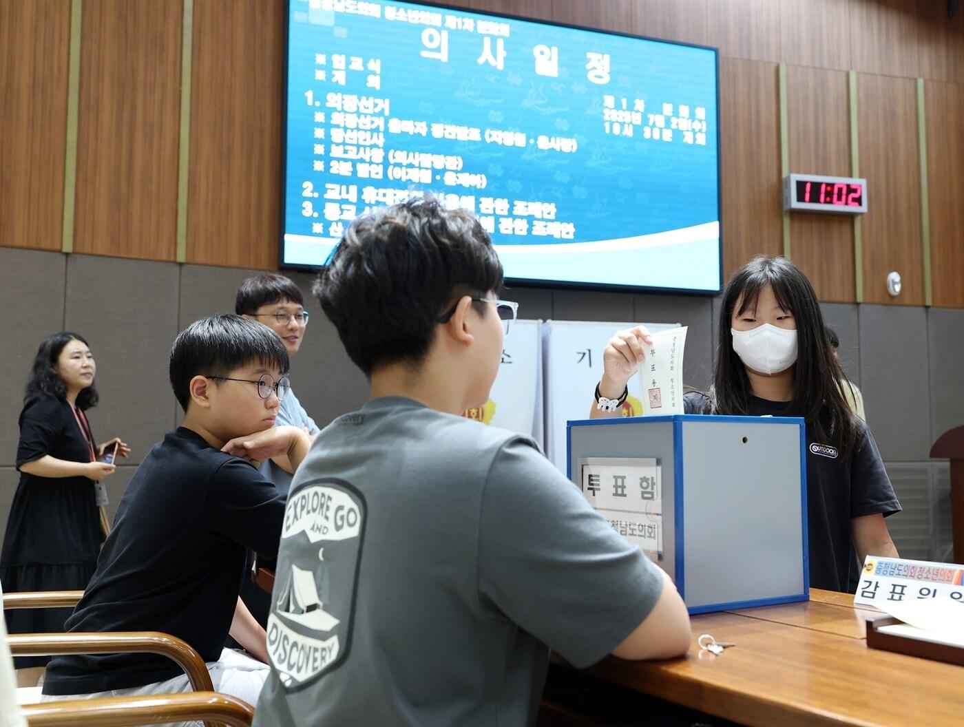 본문 이미지 - 태안 화동초 학생들이 충남도의회에서 '청소년 의회교실'을 체험하고 있다.(충남도의회 제공. 재판매 및 DB금지)/뉴스1 