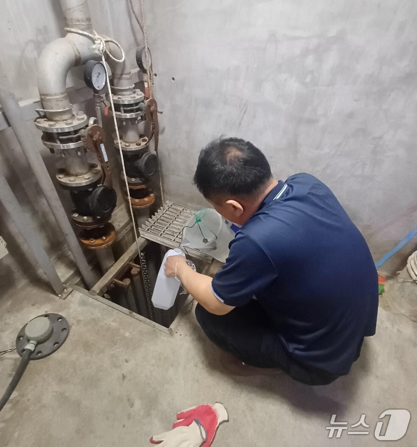 본문 이미지 - 한강청 환경감시단 점검반이 지난 4월 10일 경기 파주시의 한 골프장 오수처리시설 방류구에서 방류수 수질의 적정 여부를 확인하기 위해 시료를 채수하고 있는 모습.(한강청 제공)