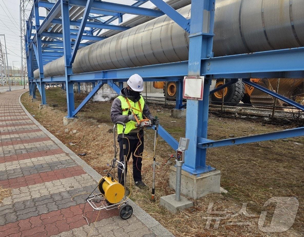 본문 이미지 - 여수 삼우테크 직원이 지하 매설물 누수 여부를 탐지하고 있다.(삼우테크 제공. 재판매 및 DB 금지)