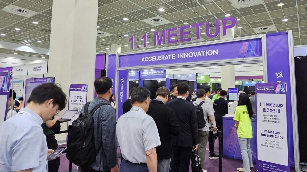 본문 이미지 - 이즈피엠피의 '오투미트'와 '리드엑스'를 통해 매칭된 밋업이 진행되는 넥스트라이즈 2025 현장밋업존 / 사진=이즈피엠피 제공