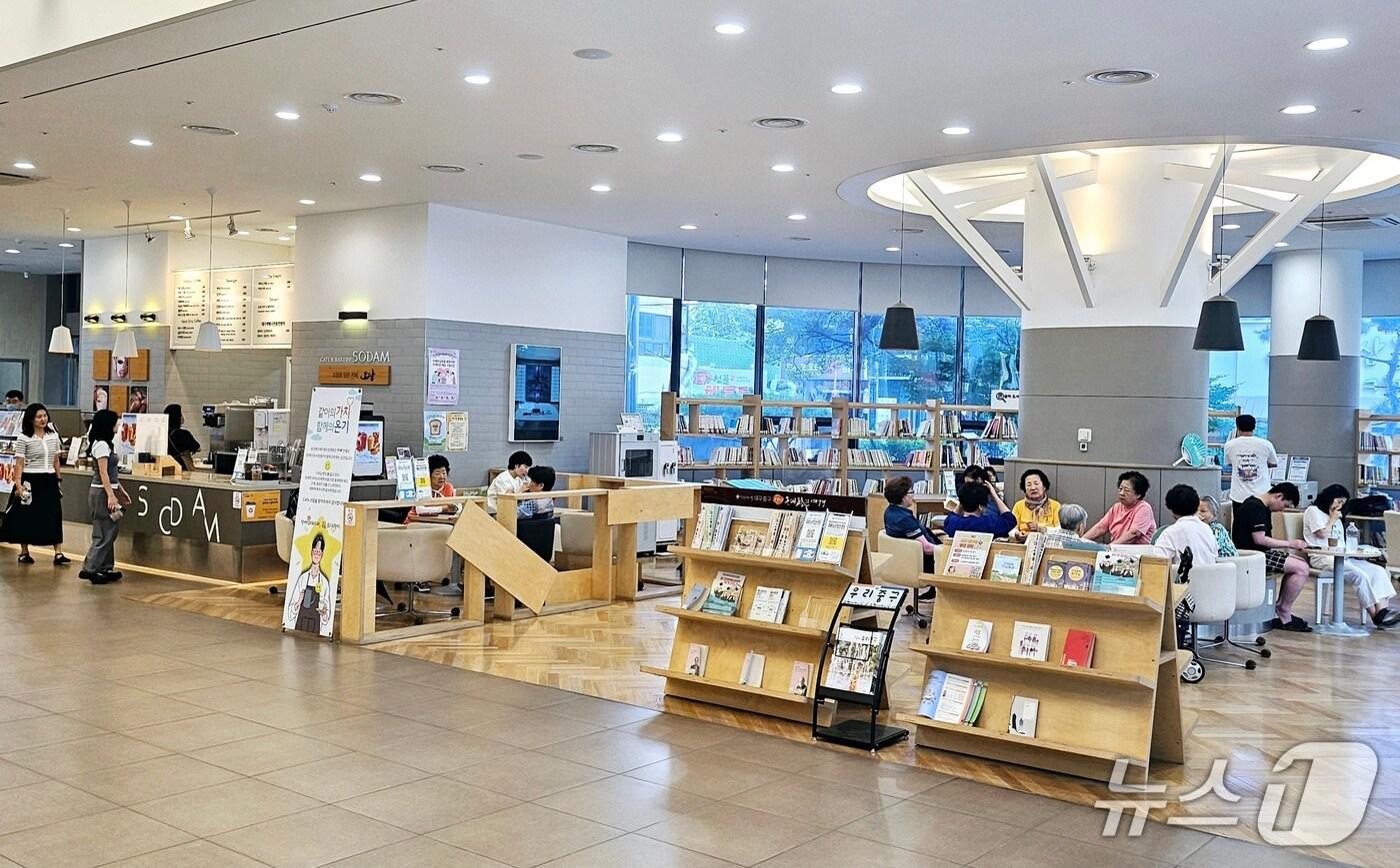 낮 기온 36도를 기록한 2일 오후 시민들이 대구의 한 구청 주민 쉼터를 찾아 무더위를 피하고 있다. 2025.7.2/뉴스1 남승렬 기자