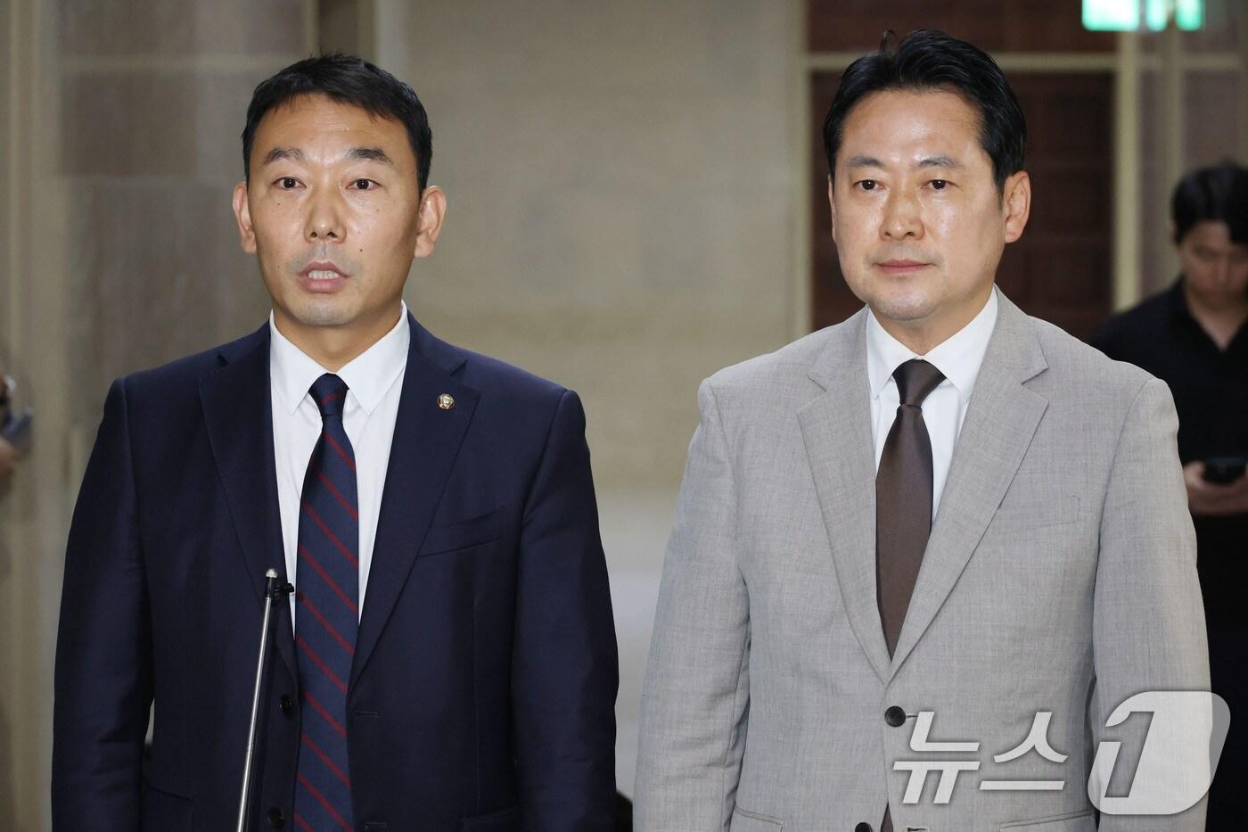 국회 법제사법위원회 여야 간사인 김용민 더불어민주당 의원(왼쪽)과 장동혁 국민의힘 의원이 2일 오후 서울 여의도 국회에서 상법 개정안과 관련한 회동 결과에 대해 발언하고 있다. 2025.7.2/뉴스1 ⓒ News1 이광호 기자