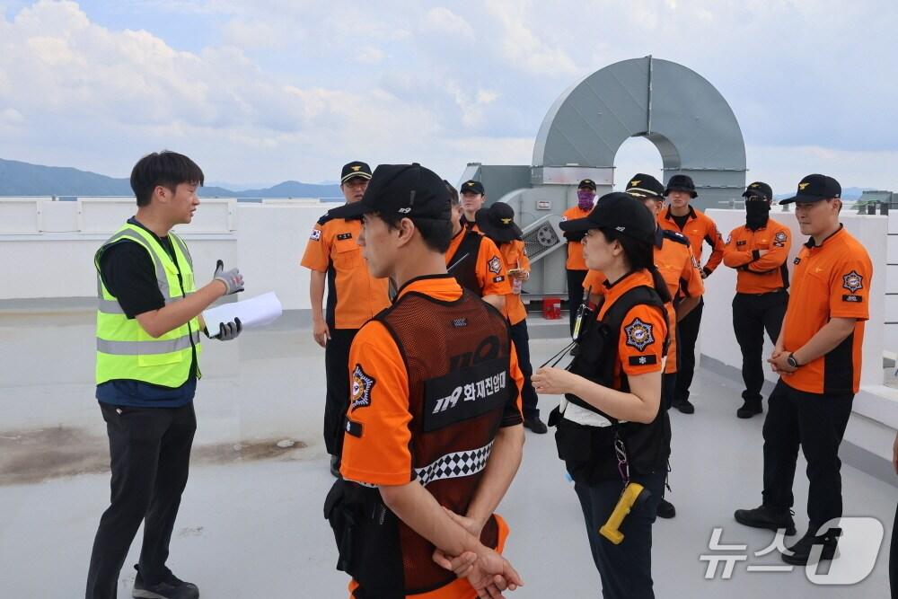 본문 이미지 - 충주소방서 소방관들이 현대엘리베이터 테스트타워 옥상에서 재난대응 훈련을 진행하기 위해 관계자의 말을 청취하고 있다.(충주소방서 제공. 재판매 및 DB금지)/뉴스1 