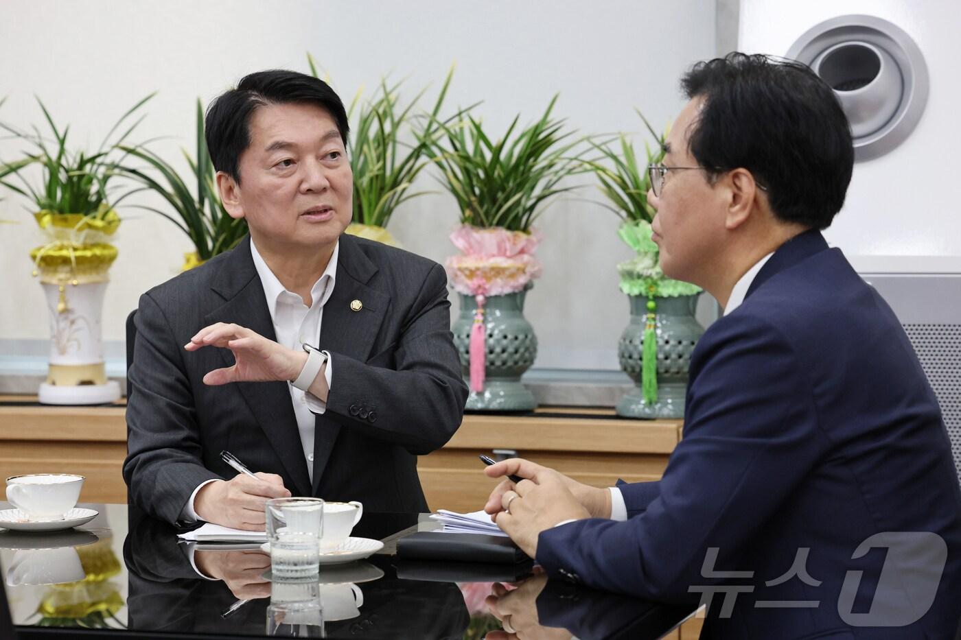 국민의힘 송언석 비상대책위원장 겸 원내대표(오른쪽)와 혁신위원장으로 내정된 안철수 의원이 2일 오후 서울 여의도 국회 본청 원내대표실에서 회동하고 있다. (공동취재) 2025.7.2/뉴스1 ⓒ News1 안은나 기자