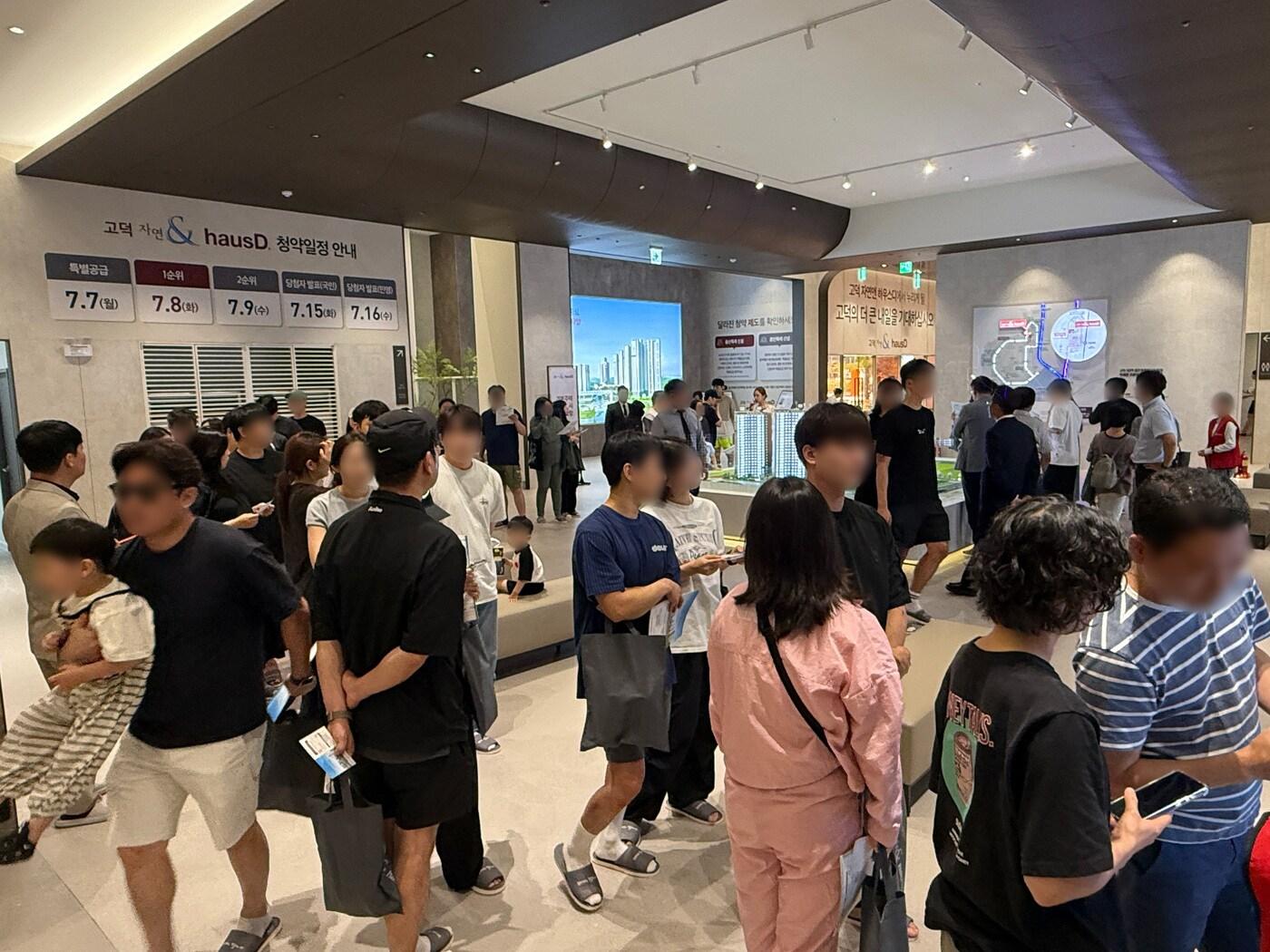 본문 이미지 - 고덕 자연앤 하우스디 견본주택을 찾는 실수요자가 늘고 있다&#40;대보건설 제공&#41; 