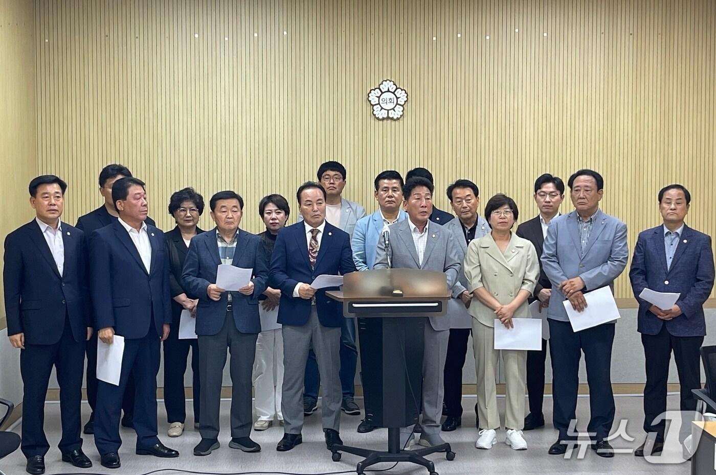 청주시의회 국민의힘 소속 의원들이 2일 정부의 민생지원금을 기부하겠다는 회견을 하고 있다./뉴스1