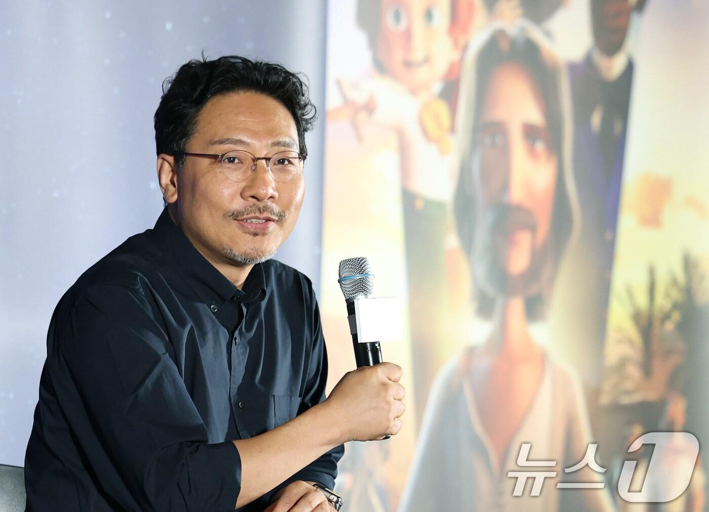 본문 이미지 - 장성호 감독이 2일 오후 서울 용산구 CGV용산아이파크몰에서 열린 애니메이션 '킹 오브 킹스' 언론시사회 및 기자간담회에서 미소를 짓고 있다. '킹 오브 킹스'는 영국의 뛰어난 작가 찰스 디킨스가 막내아들 월터와 함께 2000년 전 가장 위대한 이야기 속으로 떠나는 여행을 그린 글로벌 흥행작 K-애니메이션이다. 2025.7.2/뉴스1 ⓒ News1 권현진 기자