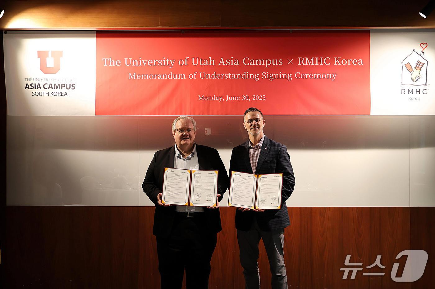 그레고리 힐 유타대학교 아시아캠퍼스 대표&#40;오른쪽&#41;와 제프리 존스 RMHC Korea 회장&#40;왼쪽&#41;이 양해각서 체결 후 기념촬영을 하고 있다.&#40;유타대학교 아시아캠퍼스 제공&#41; / 뉴스1