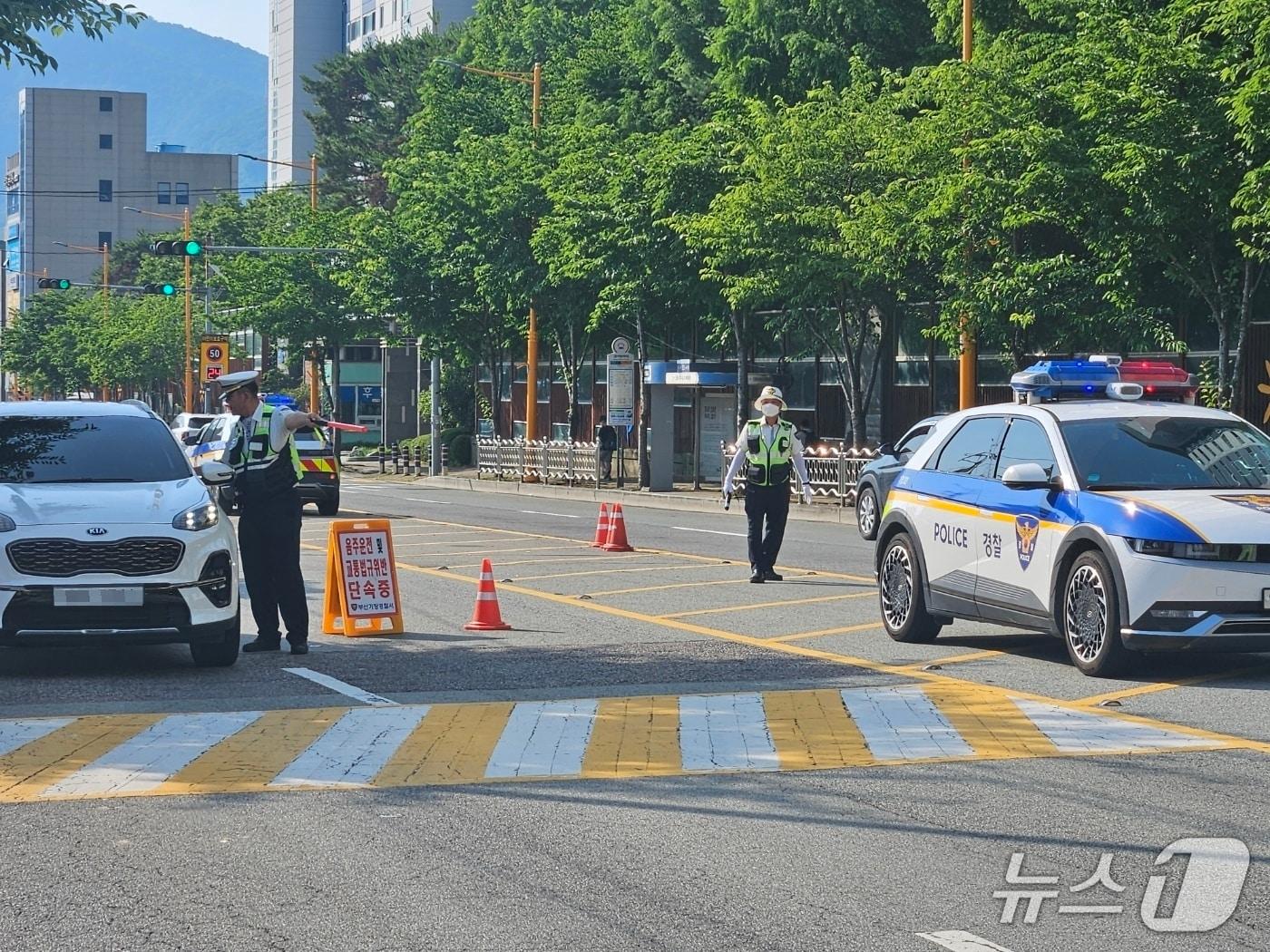 본문 이미지 - 경찰이 초등학교 등굣길 어린이보호구역에서 음주 운전 등 교통법규 단속을 하고 있다.(기장경찰서 제공. 재판매 및 DB 금지)