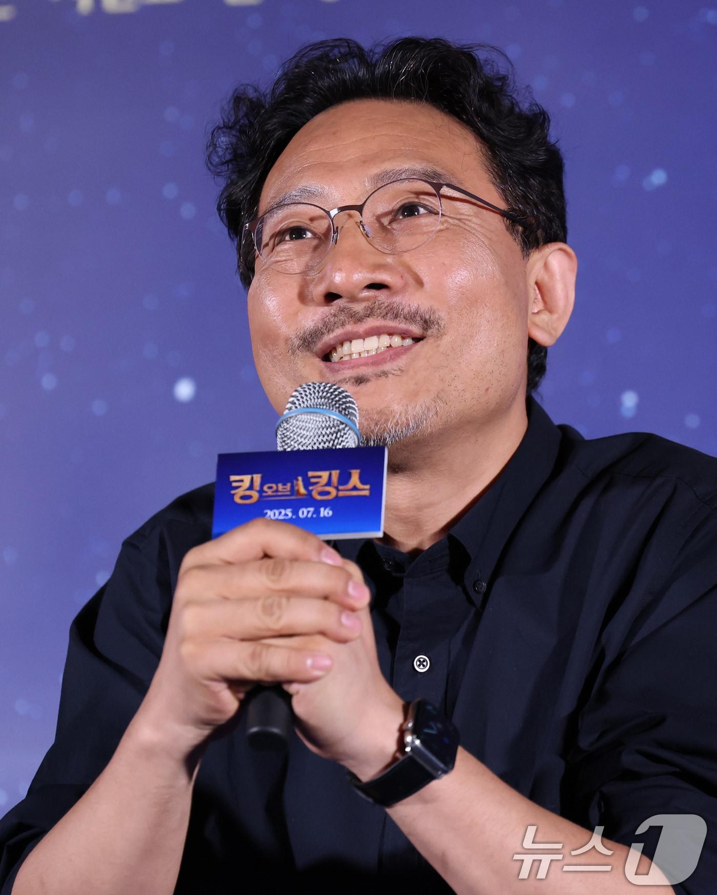 본문 이미지 - 장성호 감독이 2일 오후 서울 용산구 CGV용산아이파크몰에서 열린 애니메이션 '킹 오브 킹스' 언론시사회 및 기자간담회에서 취재진 질문에 답하고 있다. '킹 오브 킹스'는 영국의 뛰어난 작가 찰스 디킨스가 막내아들 월터와 함께 2000년 전 가장 위대한 이야기 속으로 떠나는 여행을 그린 글로벌 흥행작 K-애니메이션이다. 2025.7.2/뉴스1 ⓒ News1 권현진 기자