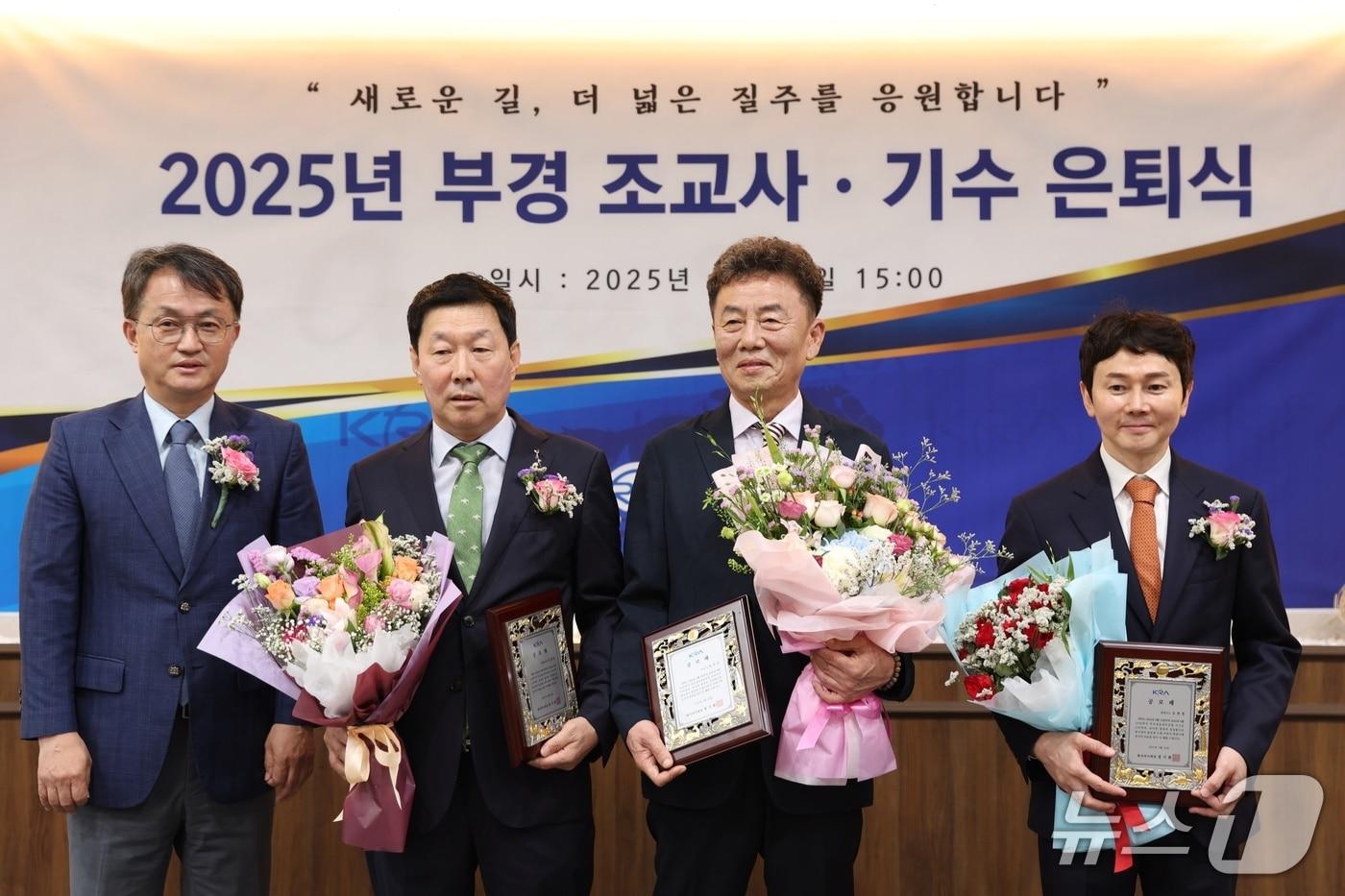 6월29일 김영관(왼쪽 두번째부터), 양귀선 조교사가 은퇴식에서 기념사진을 찍고 있다.(렛츠런파크 부산경남 제공. 재판매 및 DB 금지)