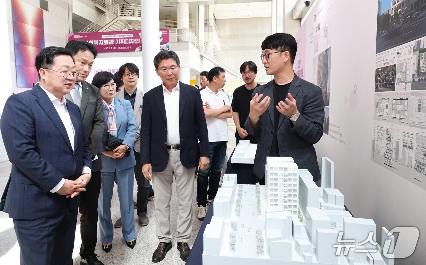 이장우 시장이 대전사회복지회관 기획디자인 작품 발표회에 선보인 작품을 관람하고 있다.(대전시 제공. 재판매 및 DB금지)/뉴스1