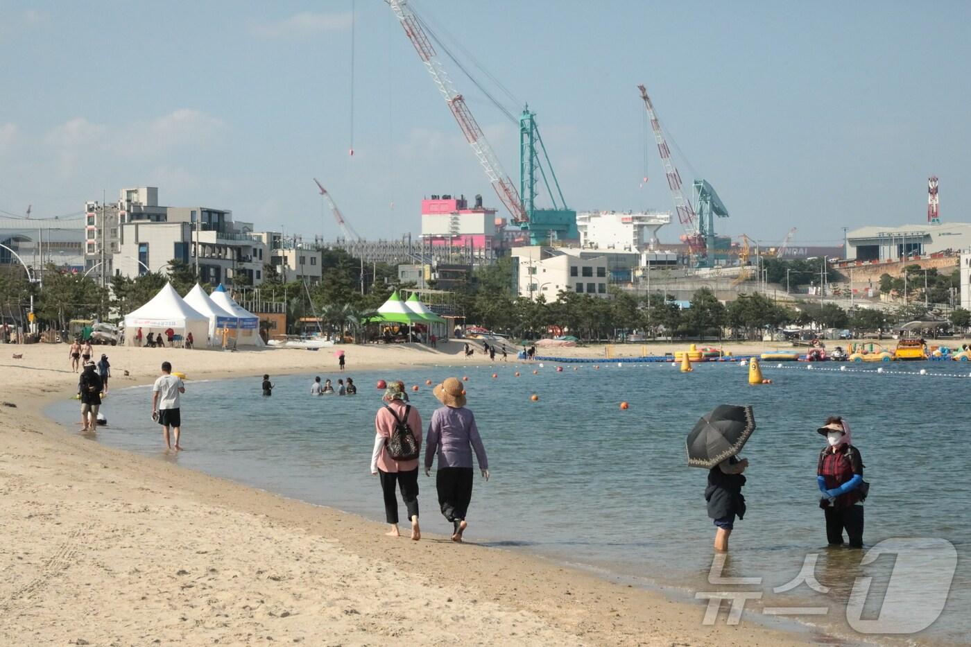 무더위가 이어지고 있는 2일 울산 동구 일산해수욕장에 시민들이 맨발 걷기를 하고 있다. ⓒ News1 김세은 기자