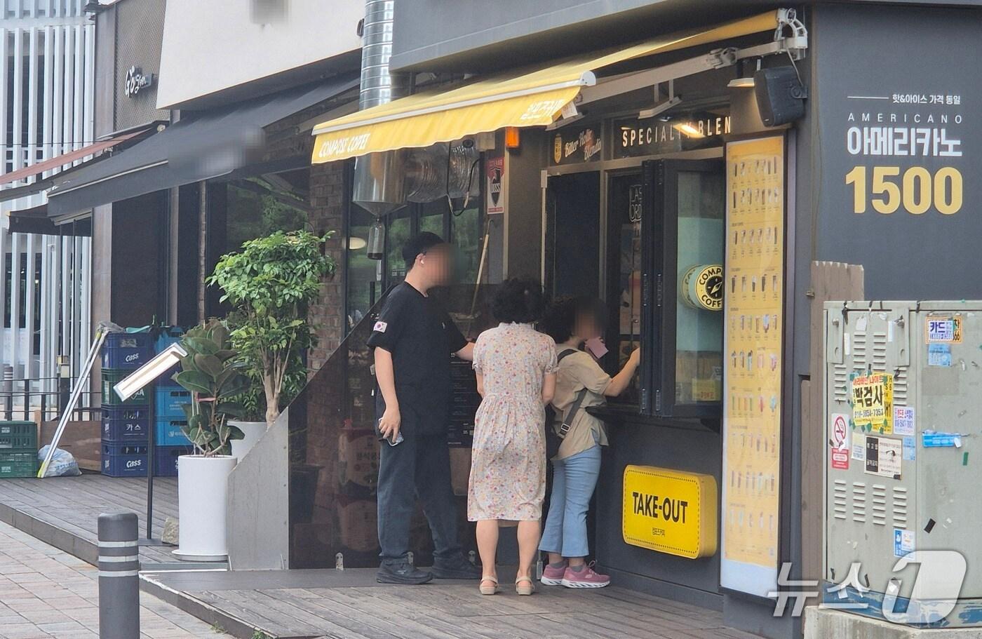 인천에 첫 폭염특보가 내려진 2일 오후 계양구 한 커피 프랜차이즈 가게에 손님 발길이 이어지고 있다. 2025.7.2./ 뉴스1 ⓒ News1 이시명 기자