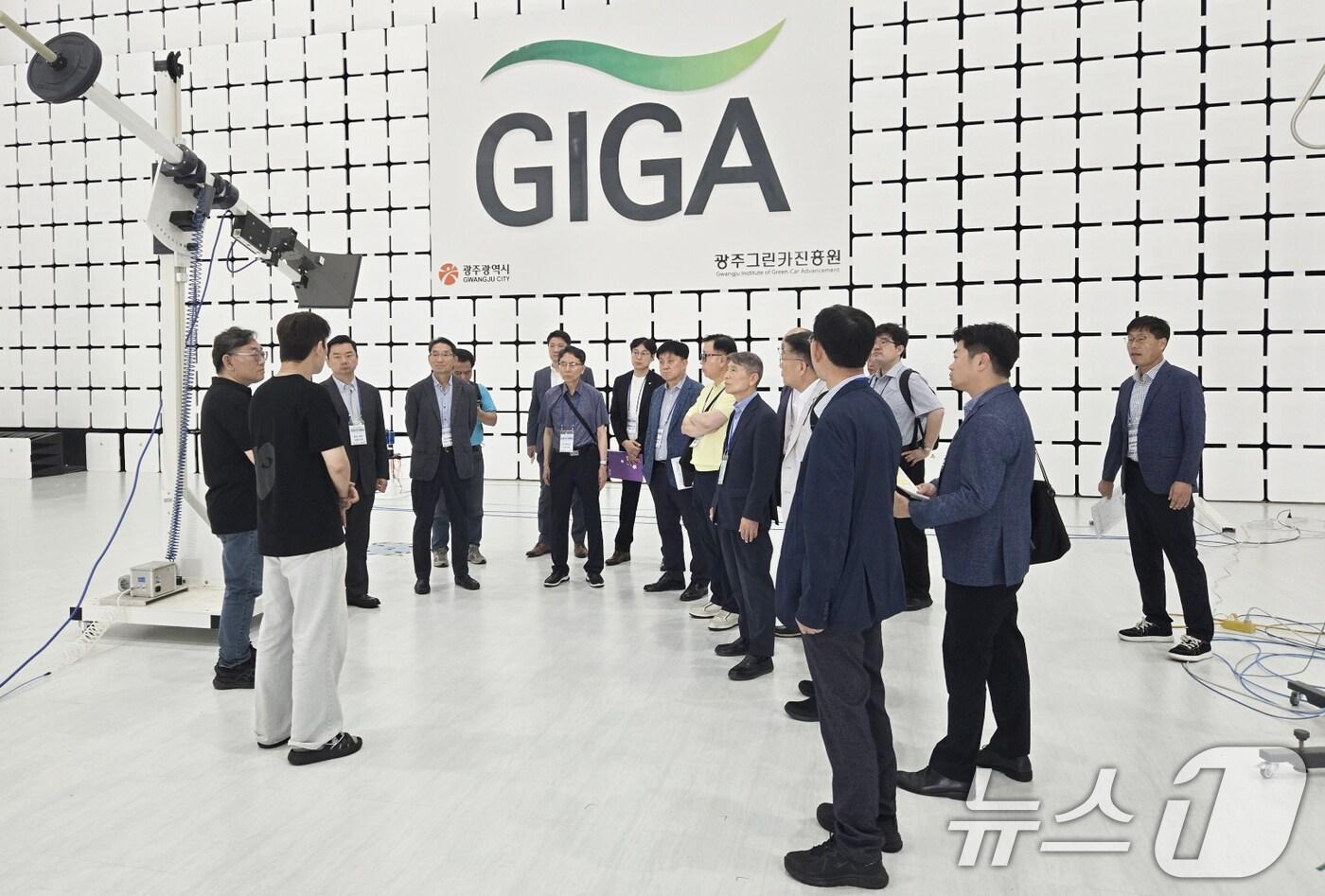 광주시와 광주경제자유구역청이 2일 인공지능(AI) 유망기업, 출향기업인, 수도권 경제·투자 자문위원 등 12명을 초청해 팸투어를 하고 있다.(광주시 제공. 재판매 및 DB 금지) 2025.7.2/뉴스1