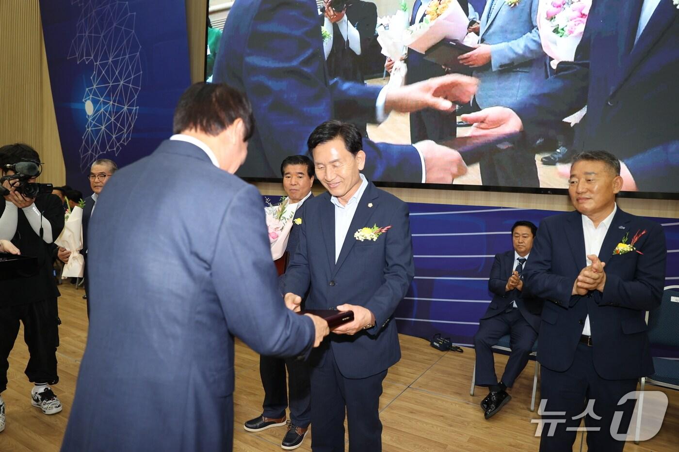 2일 동창옥 진안군의장이 전북시군의회 한마음대회에서 대한민국시군자치구의회의장협의회가 수여하는 ‘대한민국지방의정봉사상’을 수상했다.&#40;의회제공. 재판매 및 DB금지&#41;2025.7.2/뉴스1