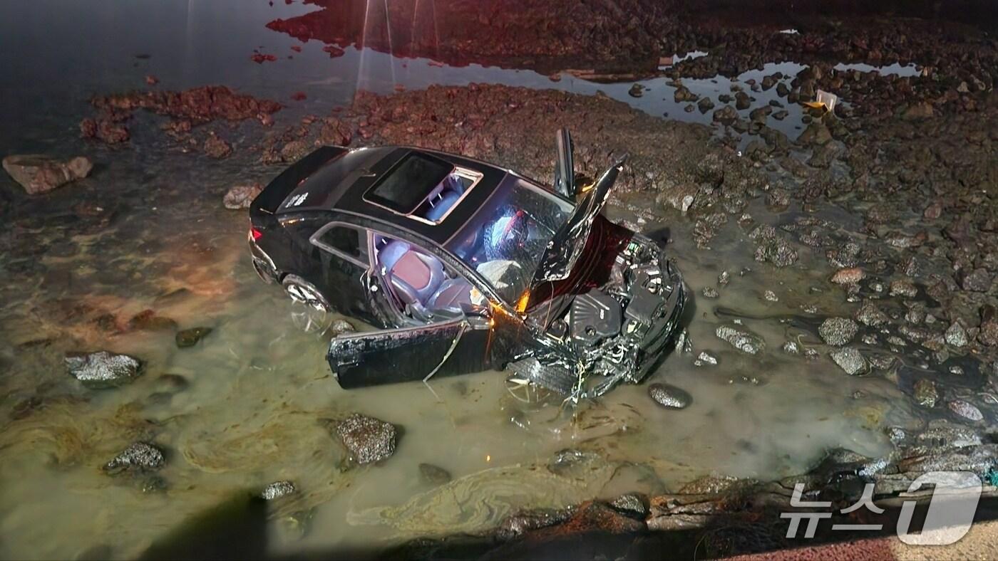 지난 1일 밤 제주시 조천해안도로에서 갯바위로 추락한 승용차.(제주도소방안전본부 제공. 재판매 및 DB 금지)