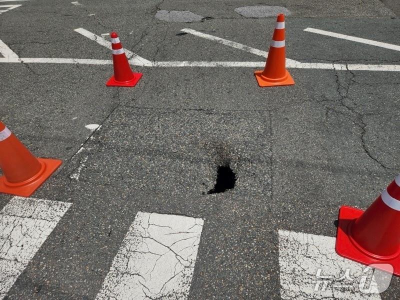 본문 이미지 - 2일 오후 부산 동래구 온천동 한 도로에 발생한 땅꺼짐.(부산 경찰청 제공. 재핀매 및 DB 금지)