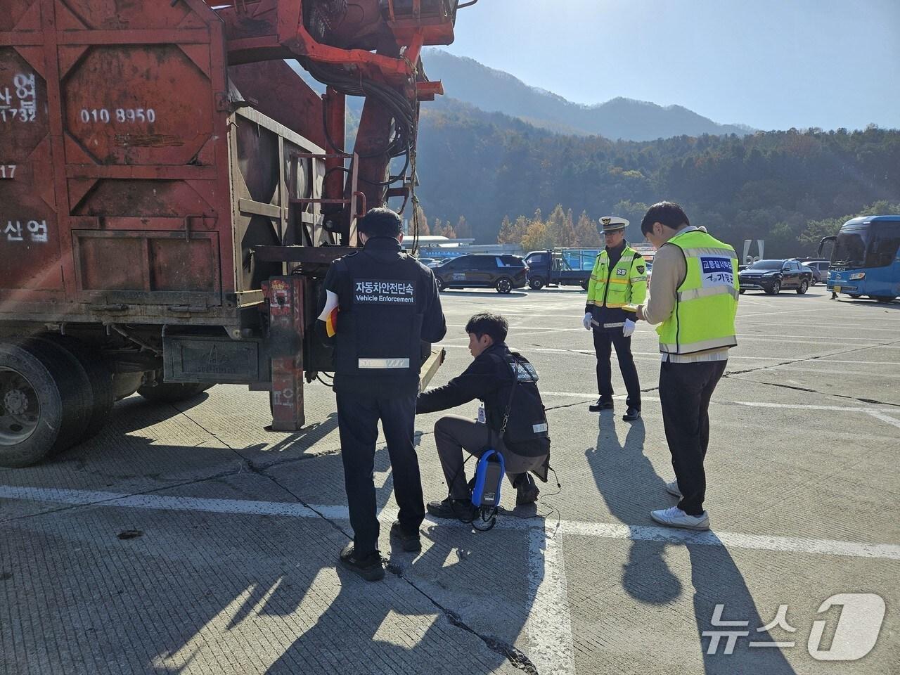 본문 이미지 -  자동차 불법튜닝 단속 모습(경기 가평군 제공. 재판매 및 DB 금지)/뉴스1
