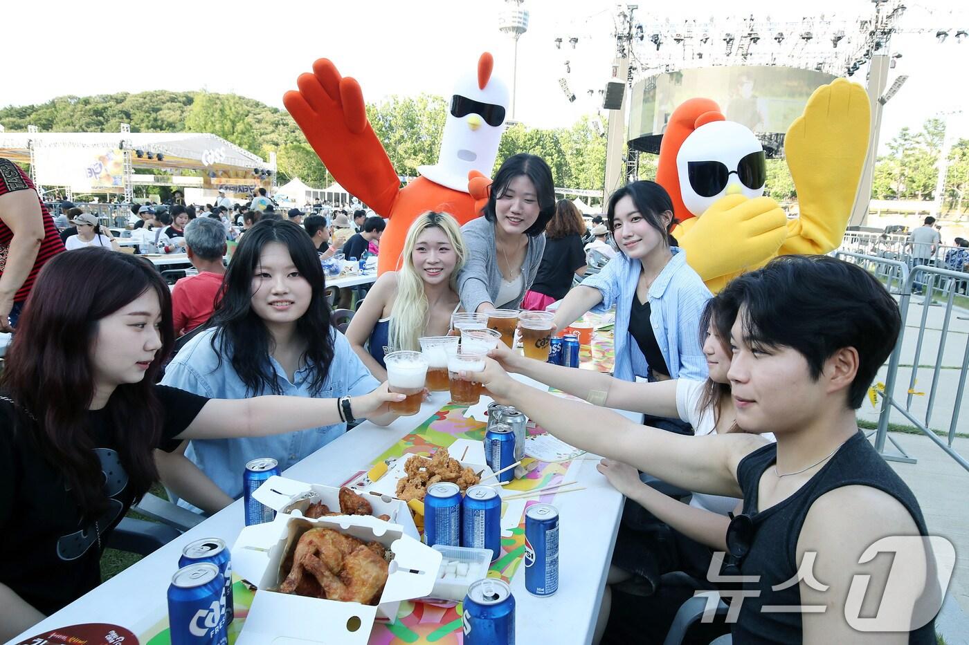 2일 오후 대구 달서구 두류공원에서 열린 '2025 대구치맥페스티벌'을 찾은 시민들이 치킨과 맥주를 즐기고 있다. 2025.7.2/뉴스1 ⓒ News1 공정식 기자