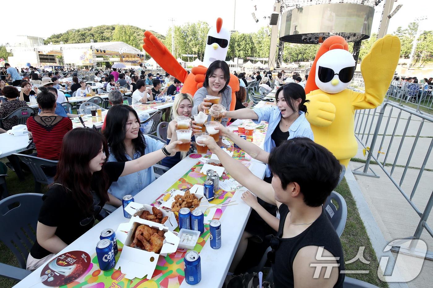 본문 이미지 - 대구를 대표하는 축제 중 하나로 꼽히는 '2026 대구치맥페스티벌'이 1일 오후 개막한다. 사진은 지난해 행사 모습. 2025.7.2 ⓒ 뉴스1 공정식 기자