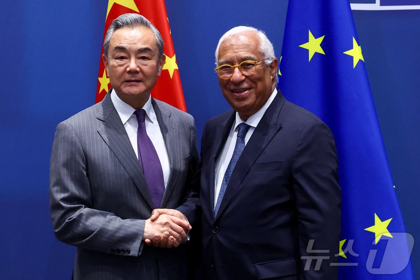 왕이 중국 외교부장&#40;왼쪽&#41;과 안토니우 코스타 EU 정상회의 상임의장이 2일&#40;현지시간&#41; 브뤼셀에서 만나 악수하고 있다. 2025.07.02 ⓒ 로이터=뉴스1 ⓒ News1 이지예 객원기자