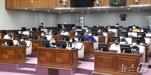 본문 이미지 - &#39;지방의회 체험교실&#39; 참여를 위해 전주시의회를 방문한 학생들.&#40;전주시의회 제공, 재판매 및 DB 금지&#41;/뉴스1