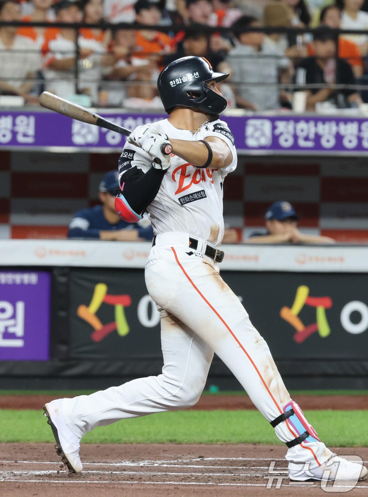 본문 이미지 - 2일 오후 대전한화생명 볼파크에서 열린 프로야구 '2025 신한 SOL뱅크 KBO 리그' 한화 이글스와 NC 다이노스 경기에서 6회말 무사 상황 한화 리베라토가 진루타를 치고 있다. 2025.7.2/뉴스1 ⓒ News1 김기태 기자