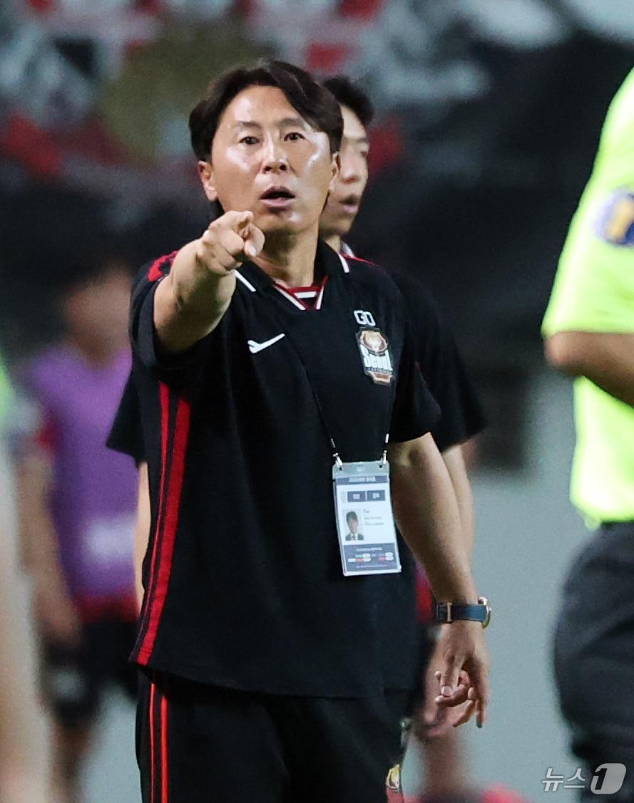 본문 이미지 - 2일 오후 서울 마포구 서울월드컵경기장에서 열린 &#39;2025 하나은행 코리아컵&#39; 8강 FC서울과 전북현대의 경기에서 서울 김기동 감독이 작전 지시를 하고 있다. 2025.7.2/뉴스1 ⓒ News1 오대일 기자