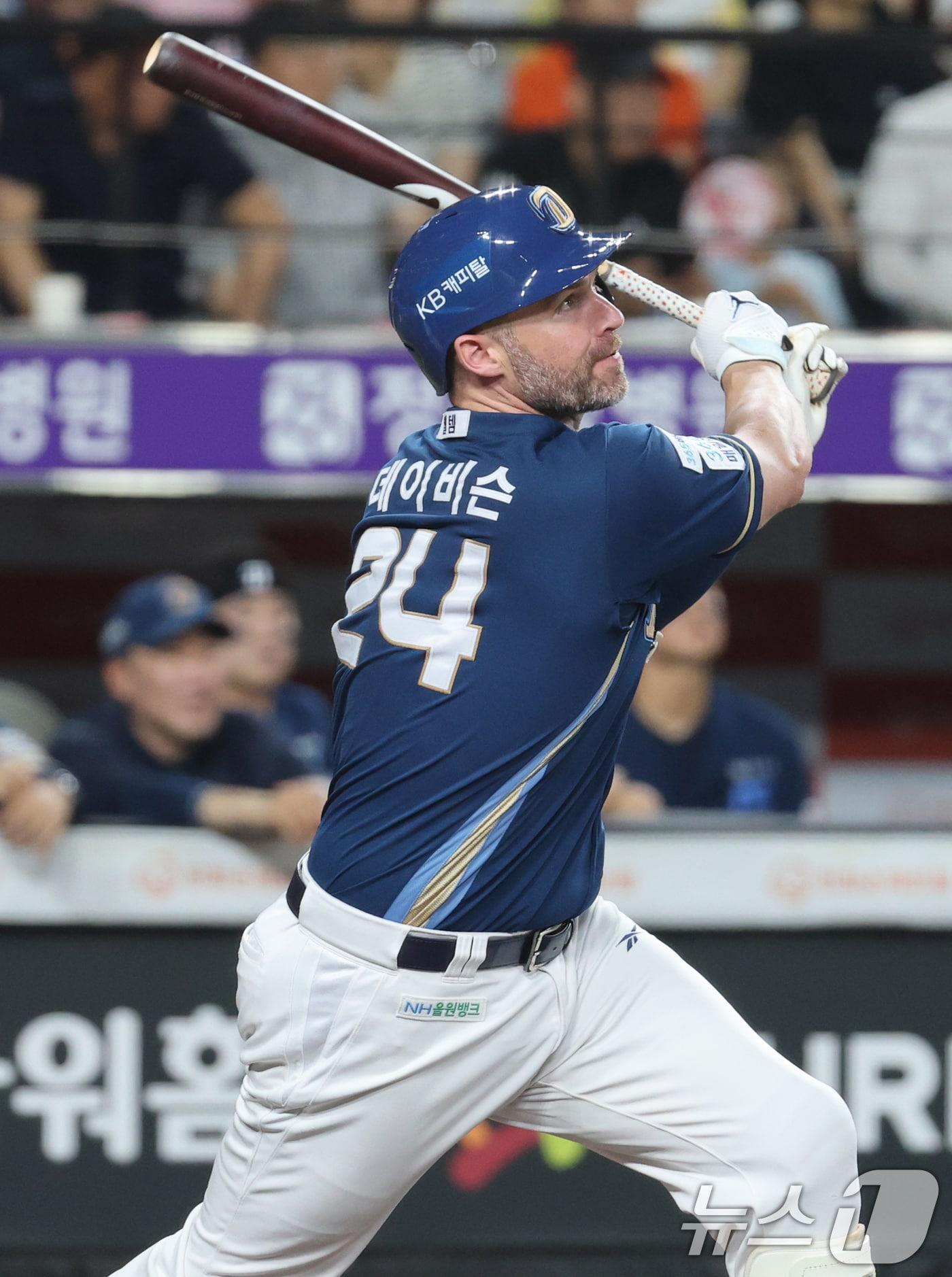 본문 이미지 - 2일 오후 대전한화생명 볼파크에서 열린 프로야구 '2025 신한 SOL뱅크 KBO 리그' 한화 이글스와 NC 다이노스 경기에서 7회초 1사 NC 데이비슨이 솔로홈런을 치고 있다. ⓒ News1 김기태 기자