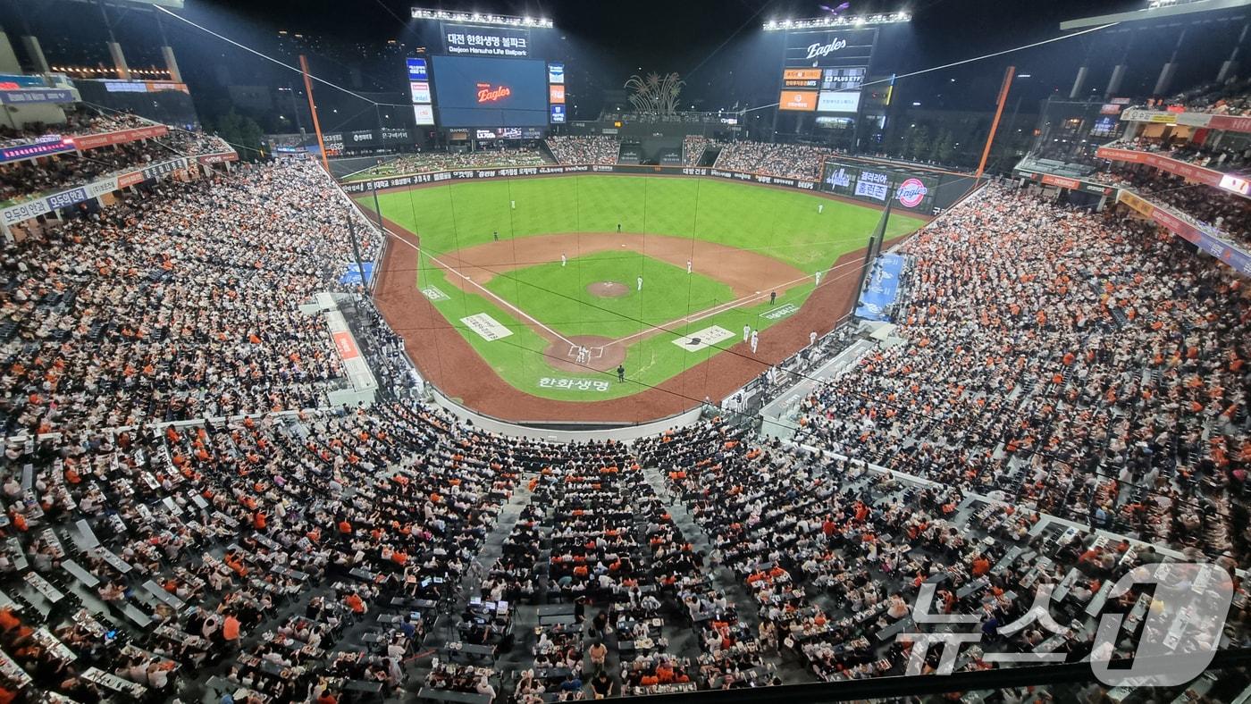 프로야구 역대 최소 경기 700만명 관중 돌파를 앞둔 지난달 2일 오후 대전한화생명 볼파크에서 열린 프로야구 '2025 신한 SOL뱅크 KBO 리그' 한화 이글스와 NC 다이노스 경기에 관중으로 가득차 있다. 2025.7.2/뉴스1 ⓒ News1 김기태 기자