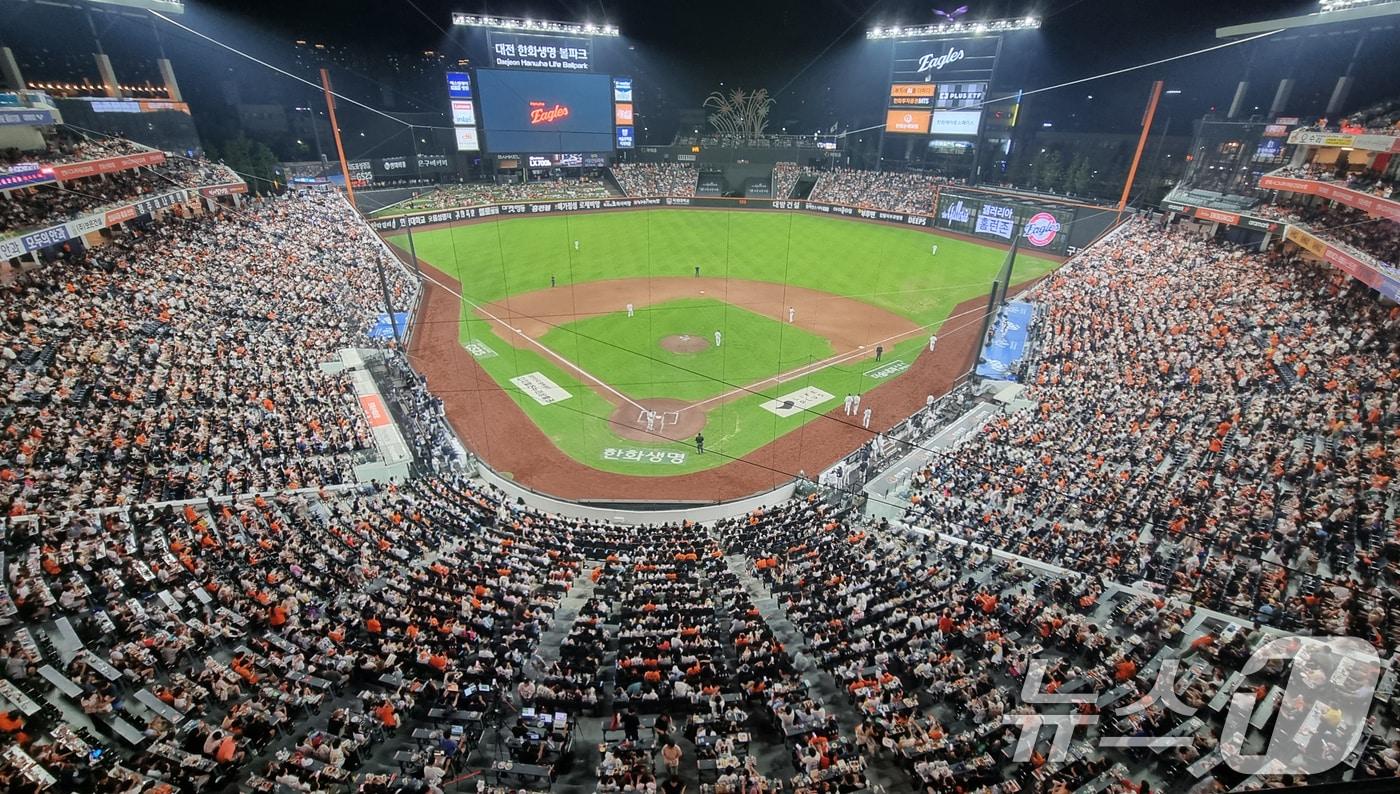 프로야구 역대 최소 경기 700만명 관중 돌파를 앞둔 2일 오후 대전한화생명 볼파크에서 열린 프로야구 '2025 신한 SOL뱅크 KBO 리그' 한화 이글스와 NC 다이노스 경기에 관중으로 가득차 있다. 2025.7.2/뉴스1 ⓒ News1 김기태 기자